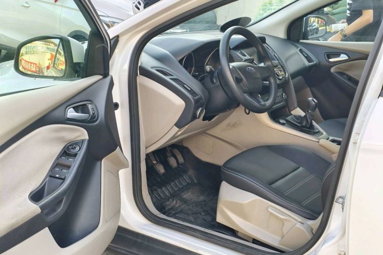 福特 福克斯 2017款 三厢 1.6L 手动舒适型智行版中控内饰7001