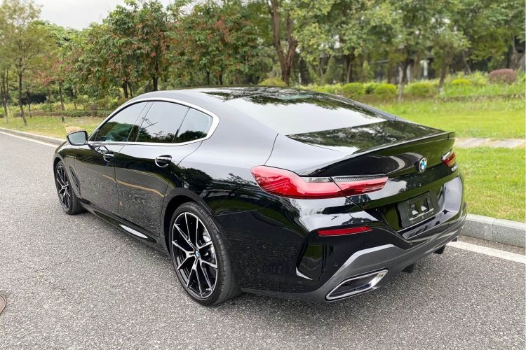 宝马8系 2022款 840i 四门轿跑车 M运动套装车身外观6005
