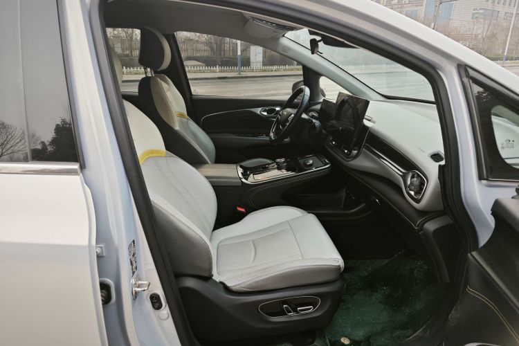 埃安 AION V 2022款 Plus 80 领袖版 三元锂中控内饰7010