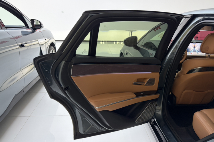 比亚迪 汉L 2025款 DM-p 四驱激光雷达旗舰型中控内饰7001