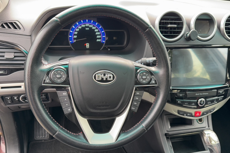 比亚迪S7 2015款 2.0T 自动尊贵型中控内饰7002