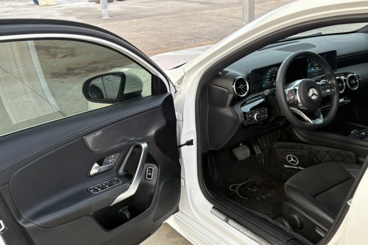 奔驰A级 2019款 A 180 L 运动轿车中控内饰7003