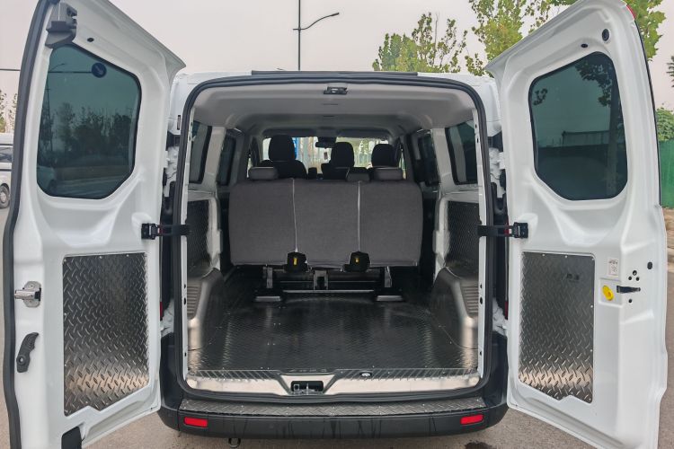 福特 全顺 2023款 2.0T柴油手动多功能商用车中轴低顶5/6座局部细节23