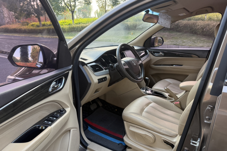 宝骏730 2016款 1.8L iAMT舒适型 7座中控内饰7001