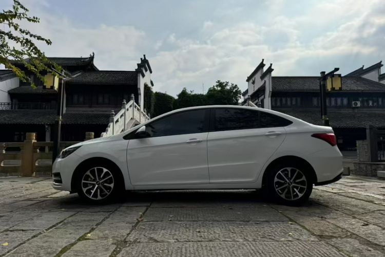 奇瑞 艾瑞泽5 2021款 PRO 1.5L 手动青春版车身外观6006