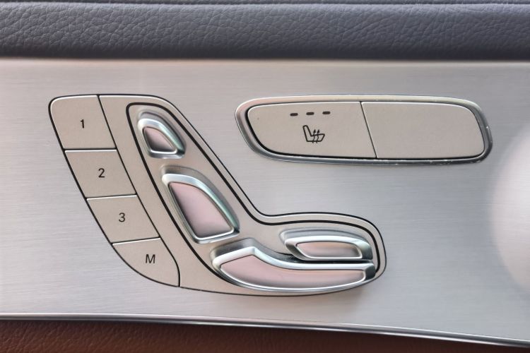 奔驰GLC轿跑 2022款 改款 GLC 260 4MATIC 轿跑SUV中控内饰7013