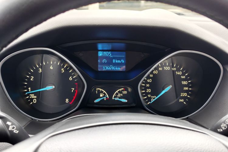 福特 福克斯 2015款 两厢 1.6L 自动风尚型中控内饰15