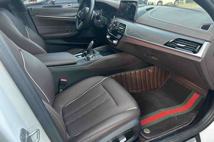 宝马5系 2022款 改款 530Li 领先型 M运动套装中控内饰7008