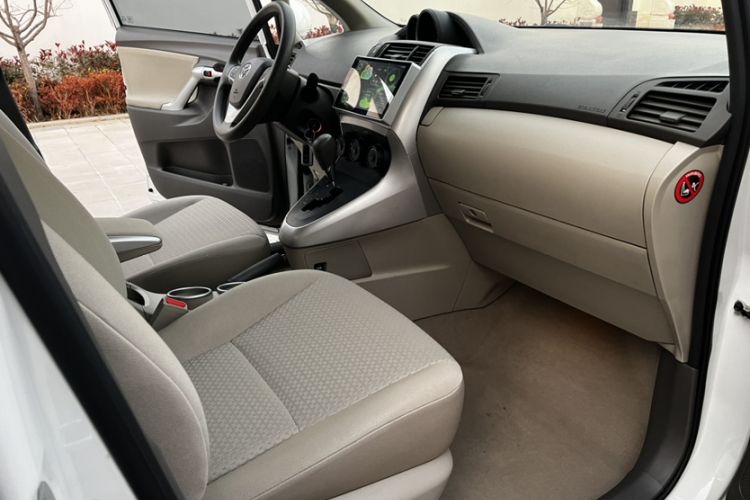 丰田 逸致 2015款 180E CVT跨界版中控内饰7002