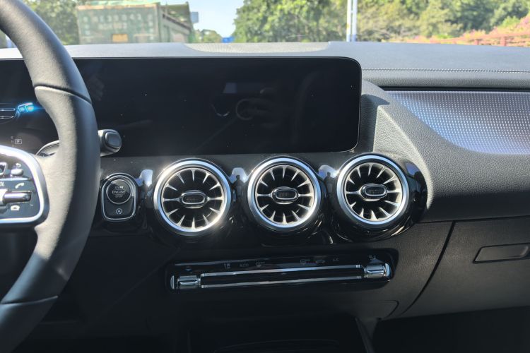 奔驰GLA 2023款 GLA 220中控内饰7008