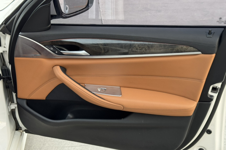 宝马5系 2019款 530Li 领先型 M运动套装中控内饰7002