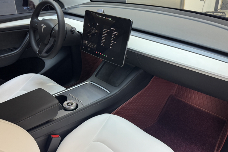 特斯拉 Model Y 2022款 长续航全轮驱动版中控内饰7003