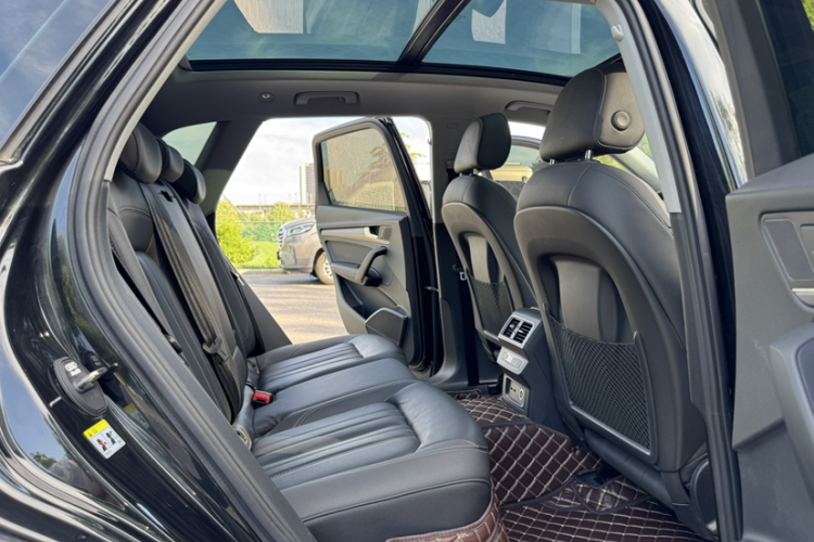 奥迪Q5L 2022款 40T 时尚致雅型中控内饰7012