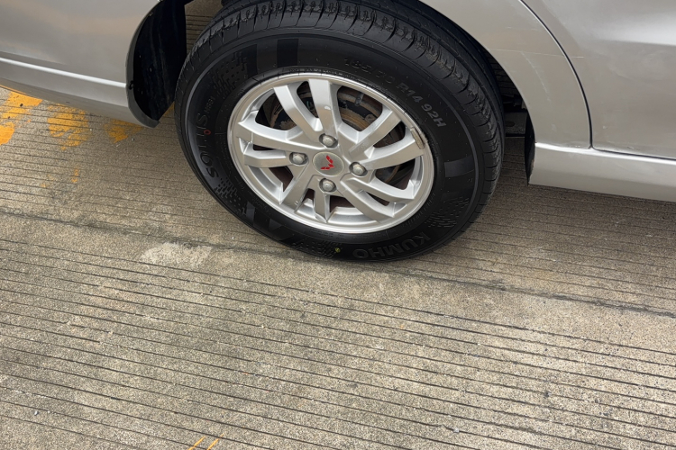 五菱汽车 五菱宏光 2019款 1.5L S舒适型国VI LAR局部细节9008