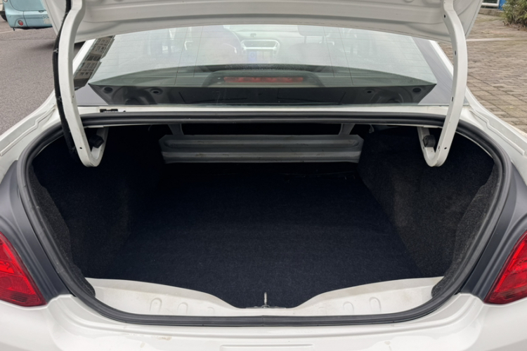 标致301 2016款 1.6L 自动舒适版车身外观6007