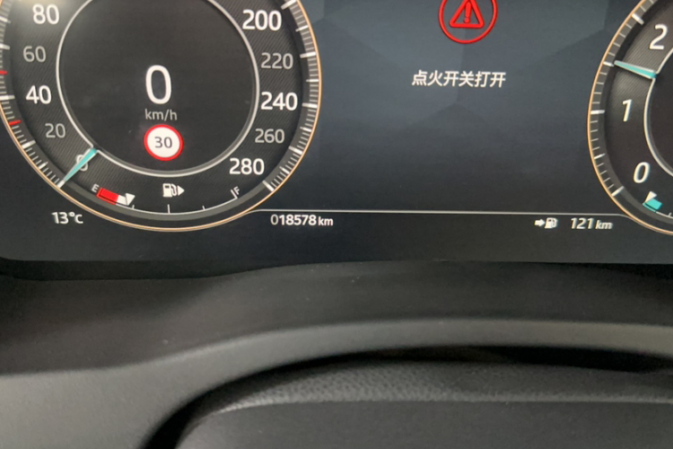 捷豹XEL 2024款 2.0T 250PS R-DYNAMIC S耀黑运动版中控内饰15