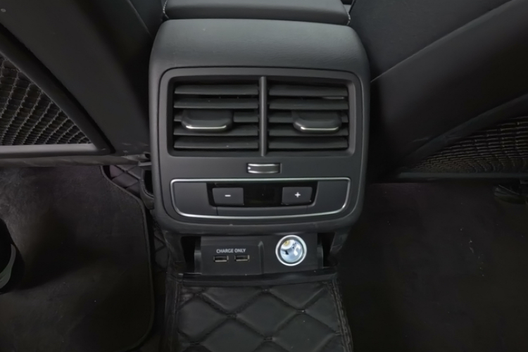 奥迪A4L 2022款 40 TFSI 豪华动感型中控内饰7007