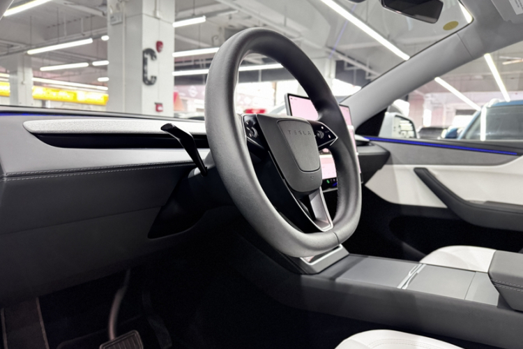 特斯拉 Model Y 2025款 后轮驱动版中控内饰7002