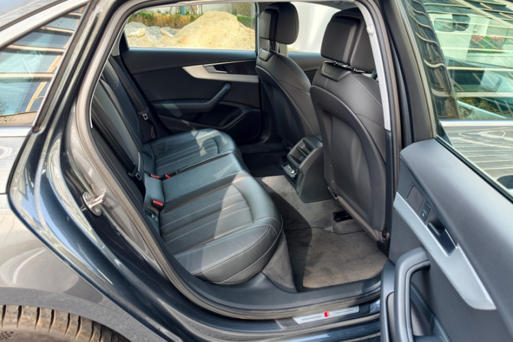 奥迪A4L 2023款 40 TFSI 时尚动感型中控内饰7009