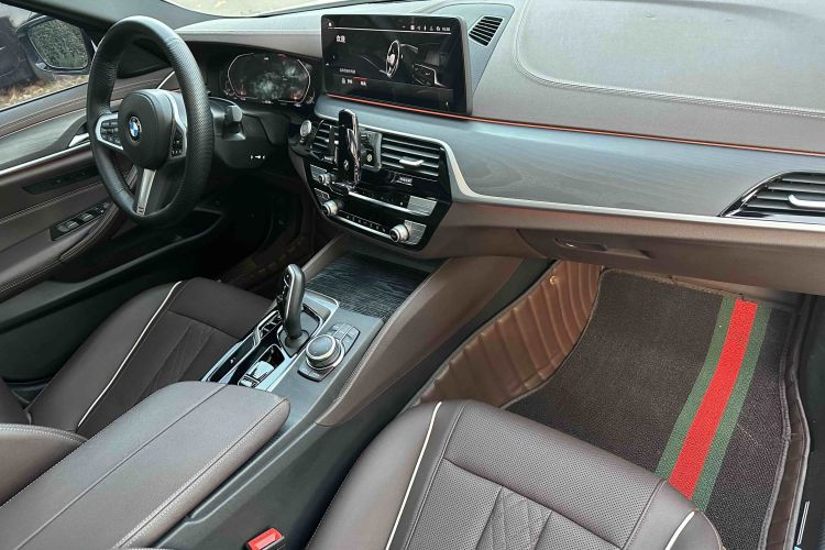 宝马5系 2022款 改款 530Li 领先型 M运动套装中控内饰7009