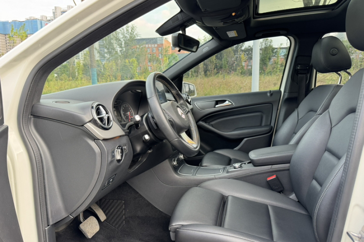 奔驰B级 2019款 B 200 动感型中控内饰7002