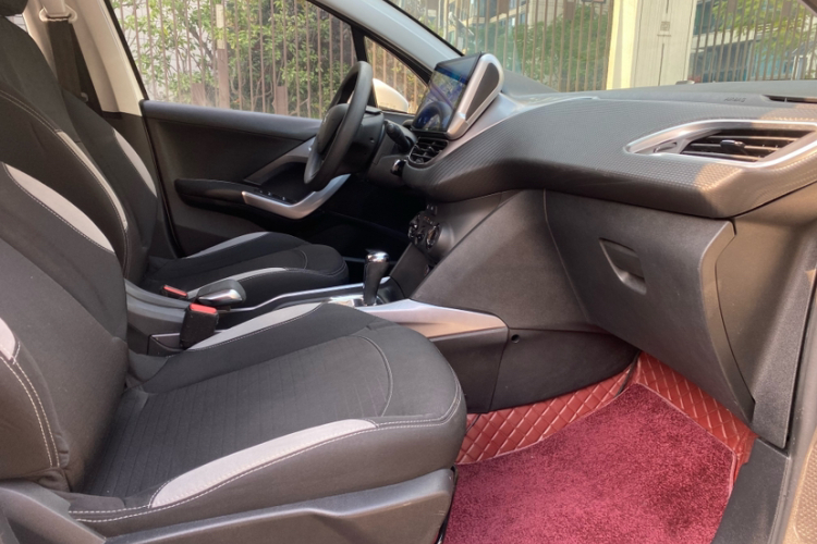 标致2008 2014款 1.6L 自动潮流版中控内饰7006