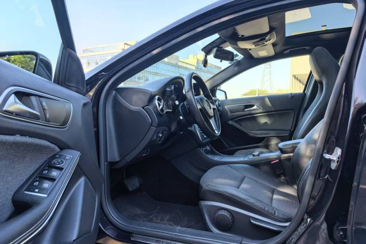 奔驰A级(进口) 2013款 A 180 时尚型中控内饰7007