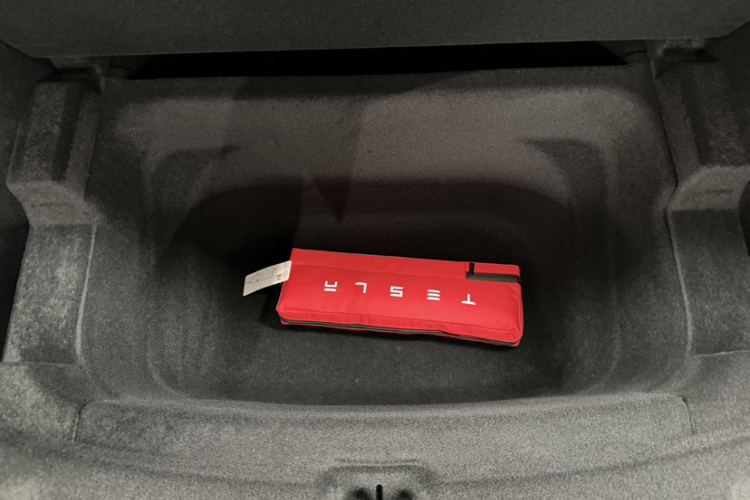 特斯拉 Model Y 2025款 改款 长续航全轮驱动版中控内饰7002