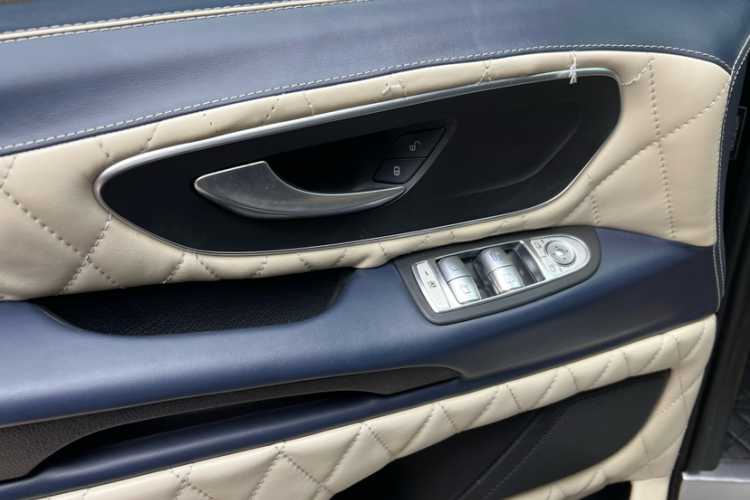 奔驰 威霆 2021款 2.0T 商务版 7座中控内饰7011