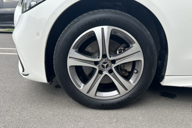 奔驰C级 2022款 改款 C 200 L 运动版局部细节9008