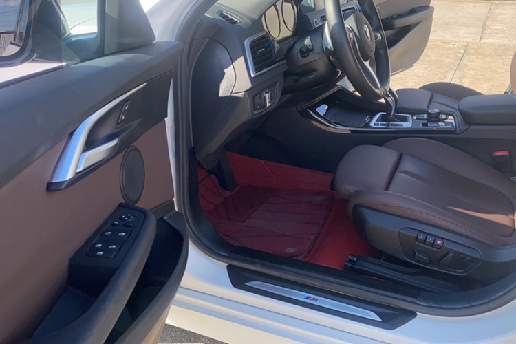 宝马1系 2020款 125i 领先型M运动套装中控内饰7005