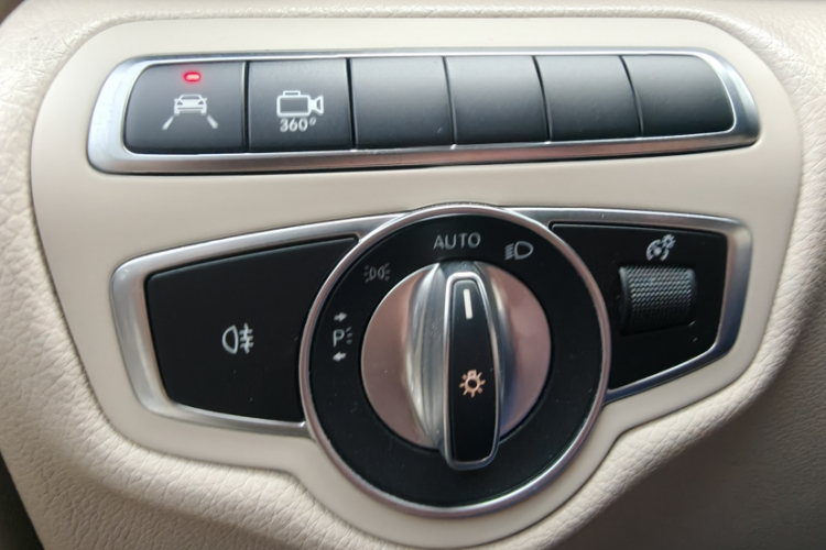 奔驰V级 2018款 V 260 L 尊贵加长版 国VI中控内饰7010