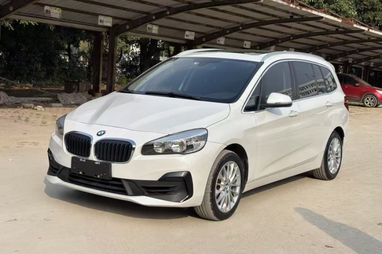 宝马2系多功能旅行车 2019款 220i 领先型车身外观1
