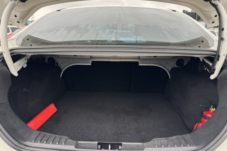 福特 福克斯 2015款 三厢 1.6L 手动风尚型车身外观6011