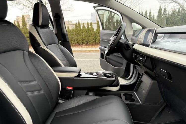 吉利几何E萤火虫 2023款 320KM 乖帅虎 5座中控内饰7004