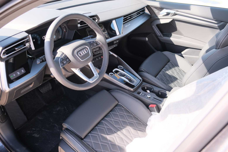 奥迪A3 2025款 A3L Limousine 35TFSI 飞驰尊享型中控内饰7003