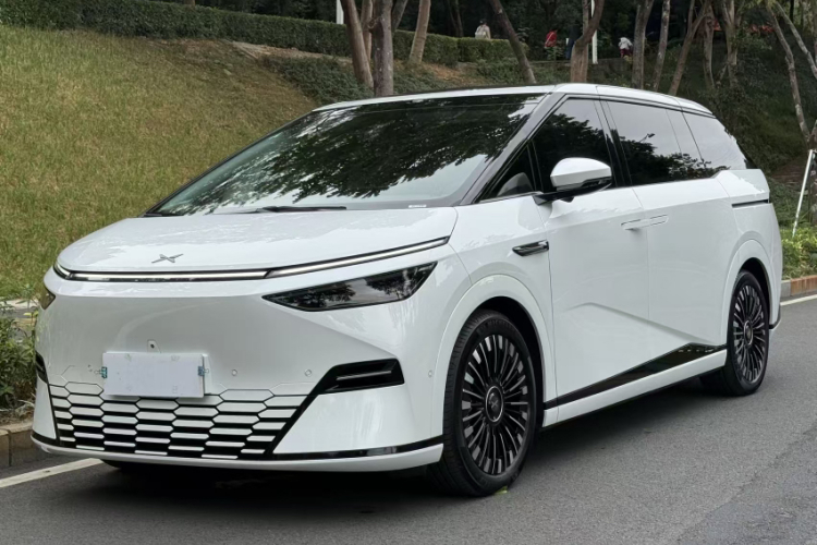 小鹏X9 2025款 740超长续航 Max车身外观1