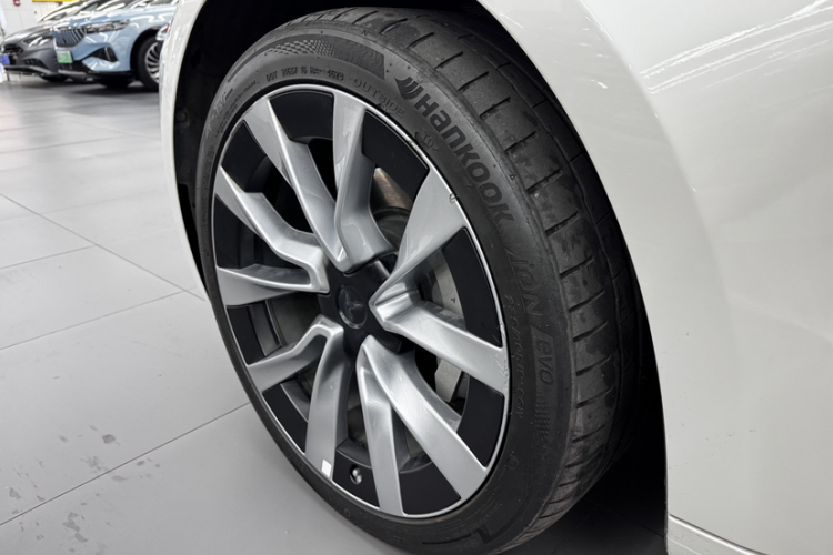 特斯拉 Model 3 2023款 长续航全轮驱动版中控内饰7010