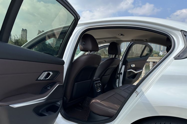 宝马3系 2022款 320i 运动套装中控内饰7010