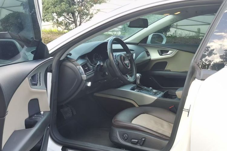 奥迪A7 2014款 30 FSI 进取型中控内饰7001