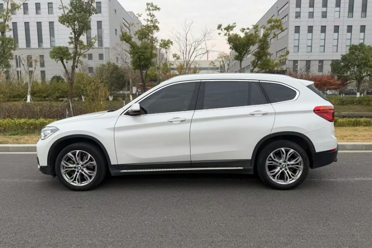 宝马X1 2019款 sDrive20Li 领先型车身外观6006