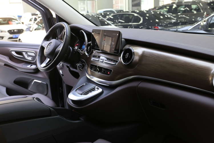 奔驰V级 2022款 V 260 L 长轴距豪华版中控内饰7005