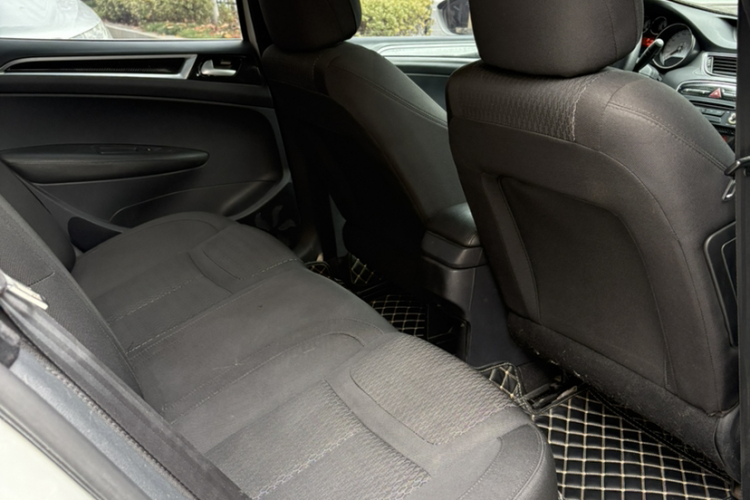 标致308 2014款 乐享版 经典 1.6L 自动风尚型中控内饰7004