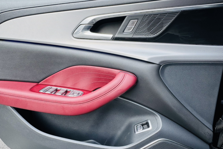 红旗H5 2023款 2.0T 自动智联旗畅版局部细节9006