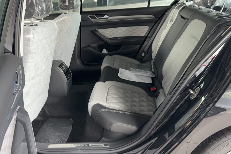 大众 迈腾 2023款 200万辆纪念版 280TSI DSG领先型中控内饰7001