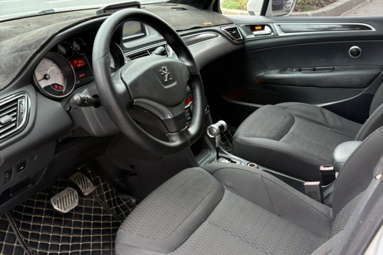 标致308 2014款 乐享版 经典 1.6L 自动风尚型中控内饰7002