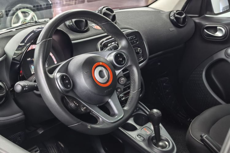 smart forfour 2016款 1.0L 52千瓦激情版中控内饰7001