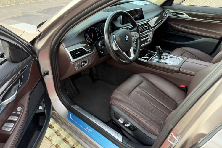 宝马7系 2018款 730Li 领先型 卓越套装中控内饰7001