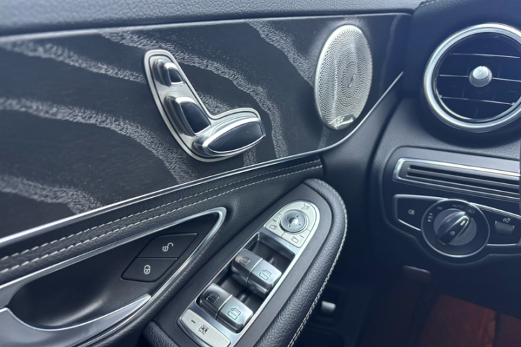 奔驰C级 2018款 C 180 L 时尚型运动版中控内饰7005