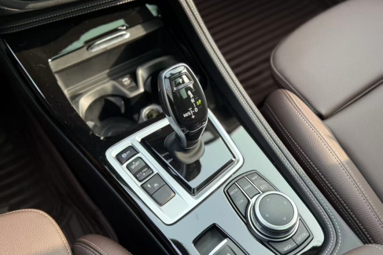 宝马1系 2022款 120i M运动曜夜版中控内饰7009